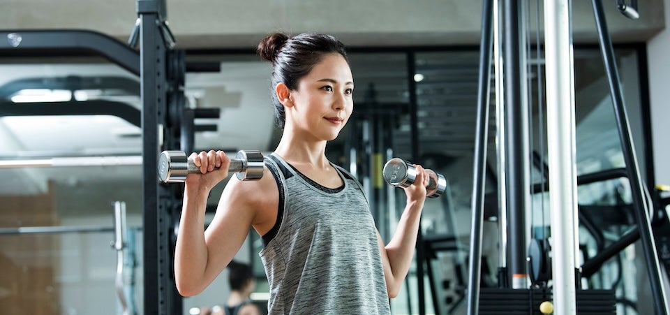 筋力トレーニングする女性