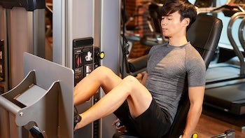 レッグプレスをする男性