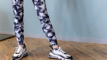 トレーニングウェアをきた女性の足