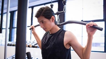 背中トレーニングをする男性