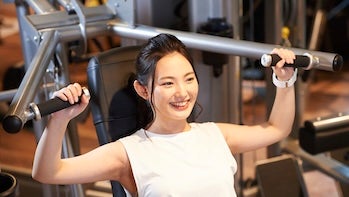 腕のトレーニングをする女性
