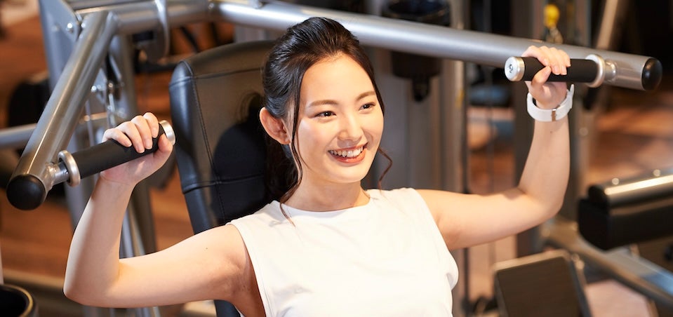 腕のトレーニングをする女性