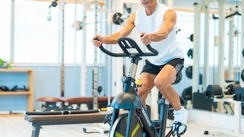 バイクを漕ぐ男性