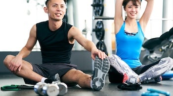 準備運動する男女