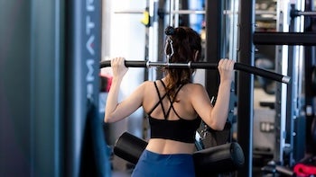 背中のトレーニングをする女性
