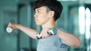 トレーニングする男性