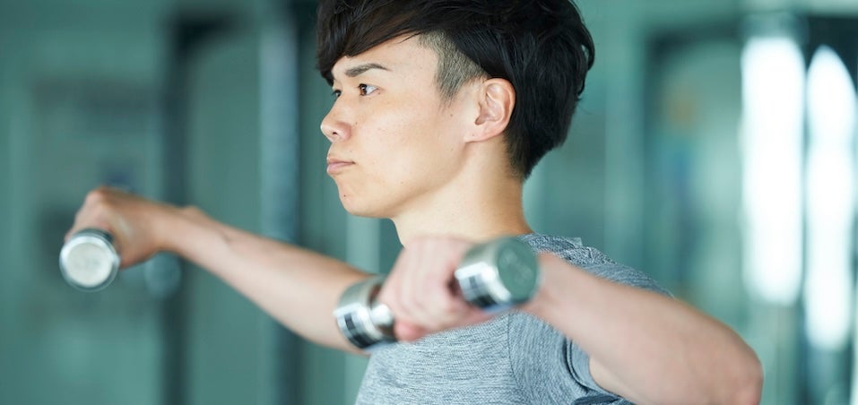 トレーニングする男性
