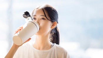 水分補給する女性