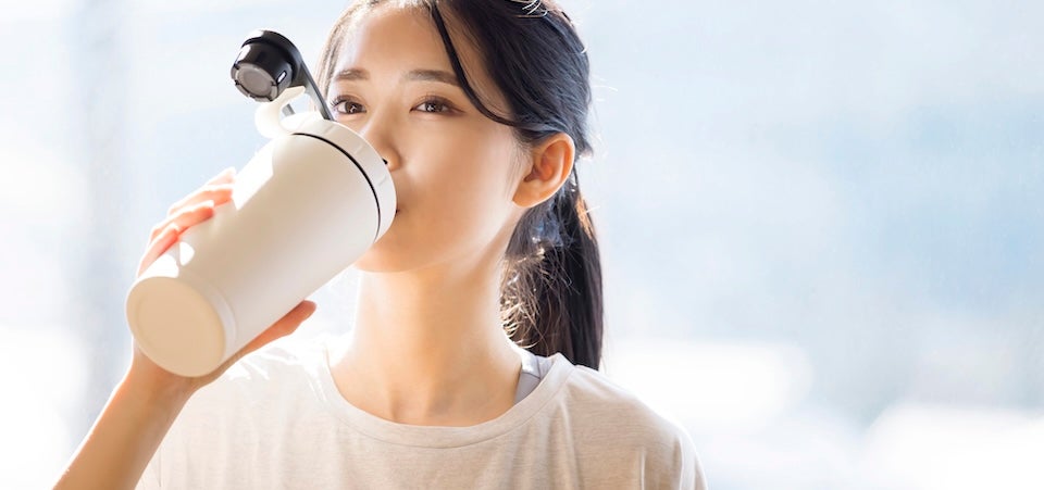 水分補給する女性