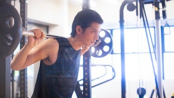 筋トレする男性