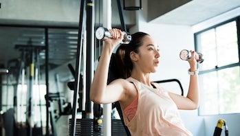 ジムで運動する女性