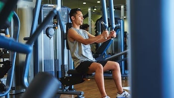 筋トレする男性