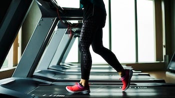 ランニングマシンで運動する女性