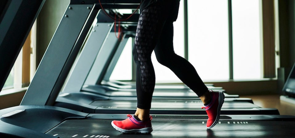 ランニングマシンで運動する女性