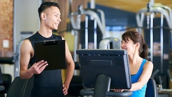パーソナルトレーニング中の男女