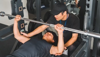 パーソナルトレーニング中の男性