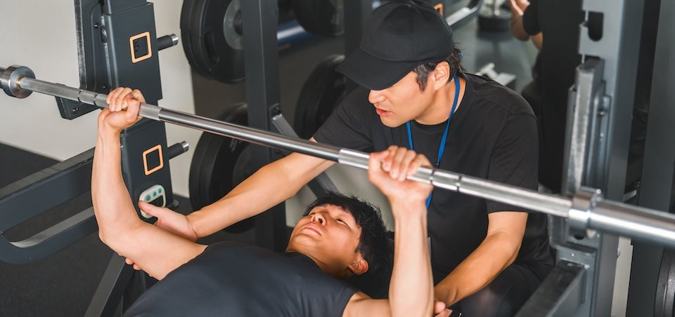 パーソナルトレーニング中の男性