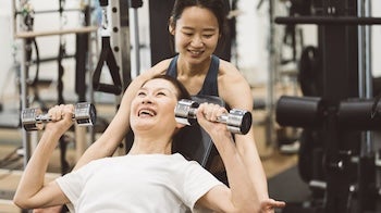 パーソナルトレーニング中の女性