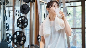 ジムでプロテインの飲む女性