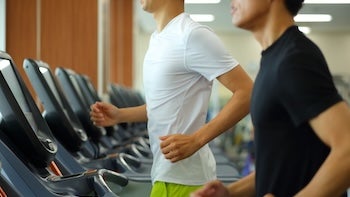 ジムで運動する男性