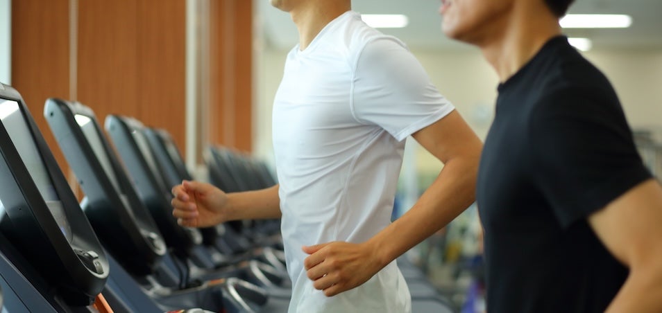 ジムで運動する男性