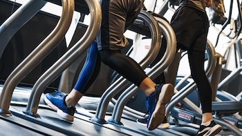 ジムで運動する人