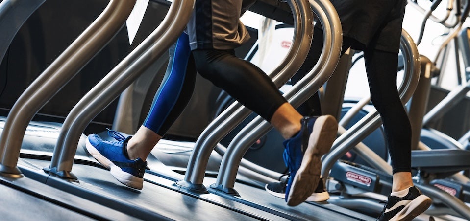 ジムで運動する人