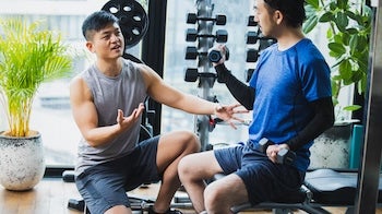 パーソナルジムで運動する男性