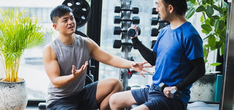 パーソナルジムで運動する男性