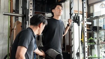 パーソナルトレーニングを受ける男性
