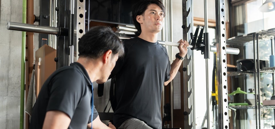 パーソナルトレーニングを受ける男性