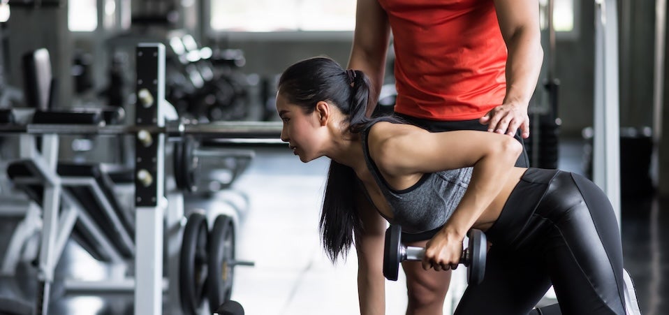 パーソナルトレーニングを受ける女性