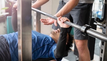 パーソナルトレーニングを受ける男性