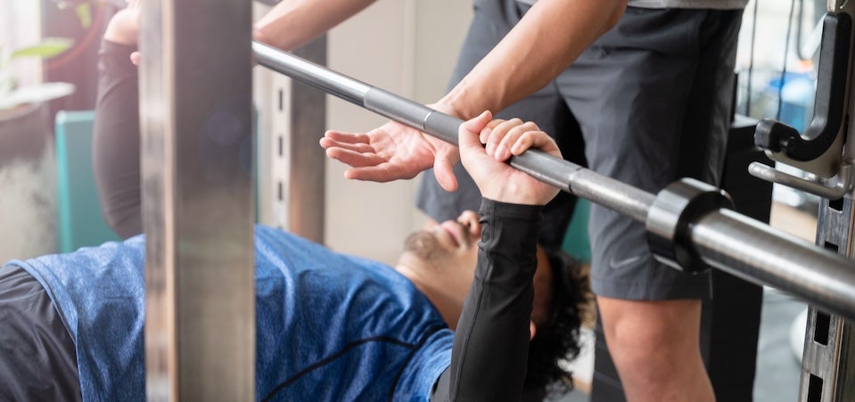 パーソナルトレーニングを受ける男性