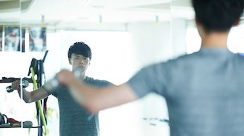 ダンベルでトレーニングする男性