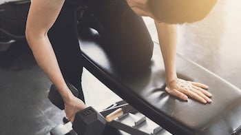 筋トレをする男性