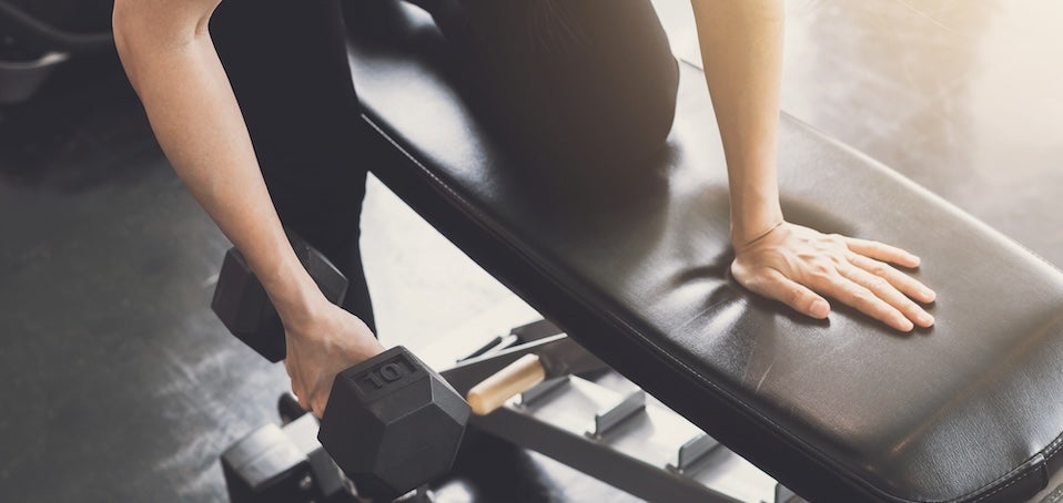 筋トレをする男性