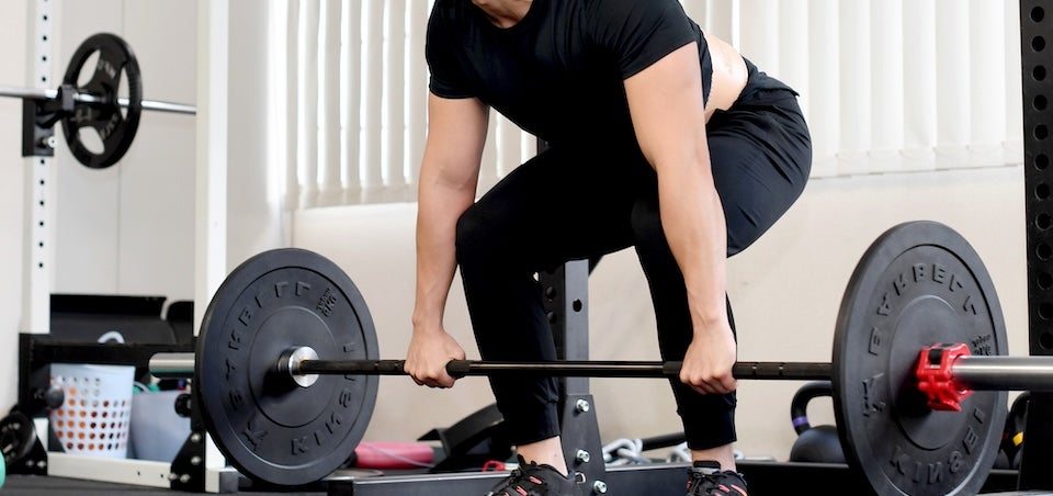 デッドリフトをする男性