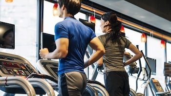 有酸素トレーニングをしている男女