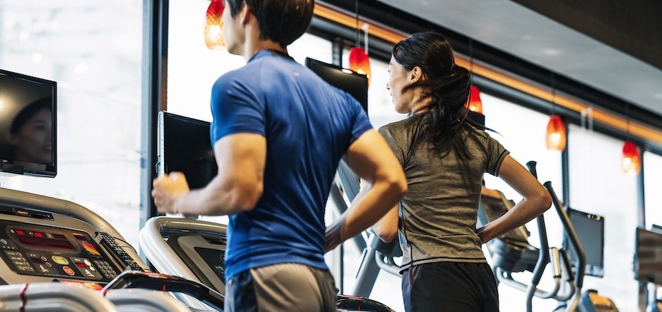 有酸素トレーニングをしている男女