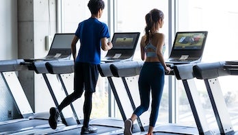 ジムで運動をする男女