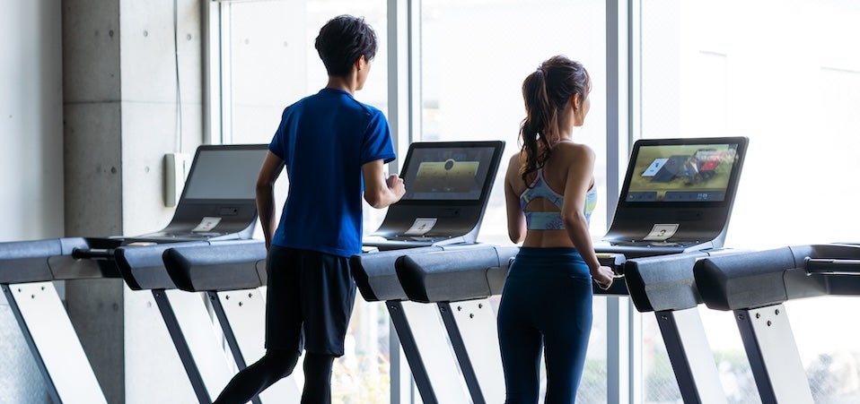 ジムで運動をする男女
